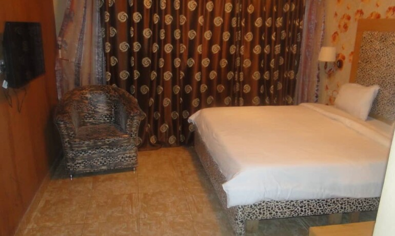 EXECUTIVE ROOM